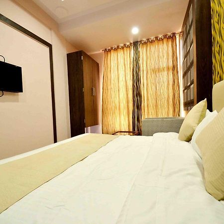 Oyo 2403 Hotel Aamantran Avenue Ujjain Dış mekan fotoğraf