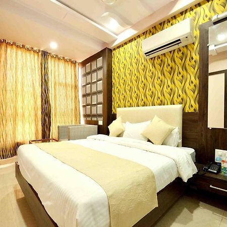 Oyo 2403 Hotel Aamantran Avenue Ujjain Dış mekan fotoğraf