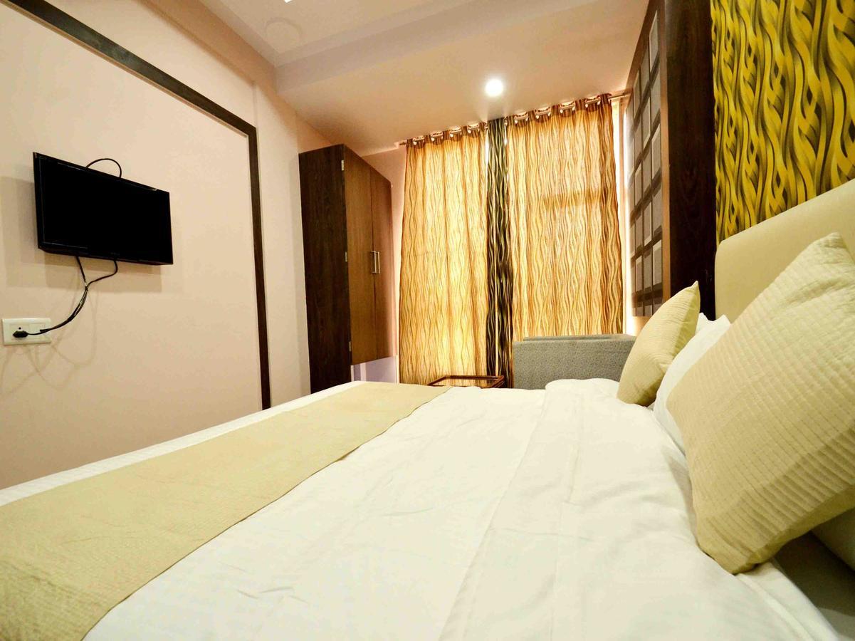 Oyo 2403 Hotel Aamantran Avenue Ujjain Dış mekan fotoğraf