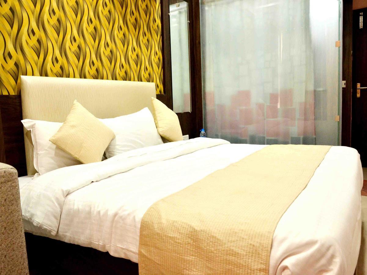 Oyo 2403 Hotel Aamantran Avenue Ujjain Dış mekan fotoğraf