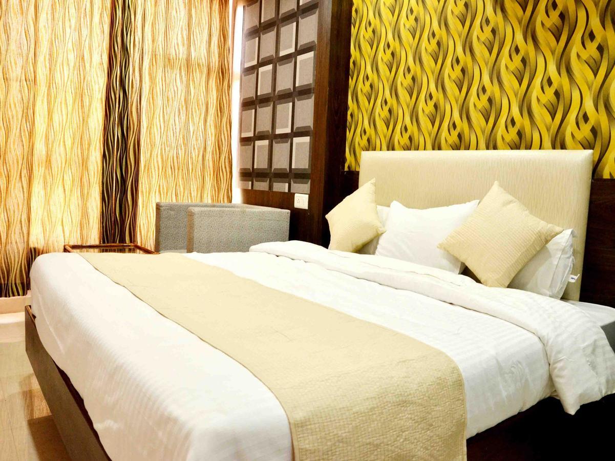 Oyo 2403 Hotel Aamantran Avenue Ujjain Dış mekan fotoğraf