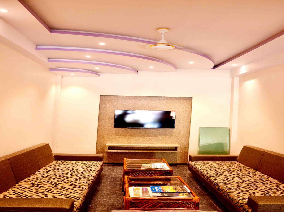 Oyo 2403 Hotel Aamantran Avenue Ujjain Dış mekan fotoğraf