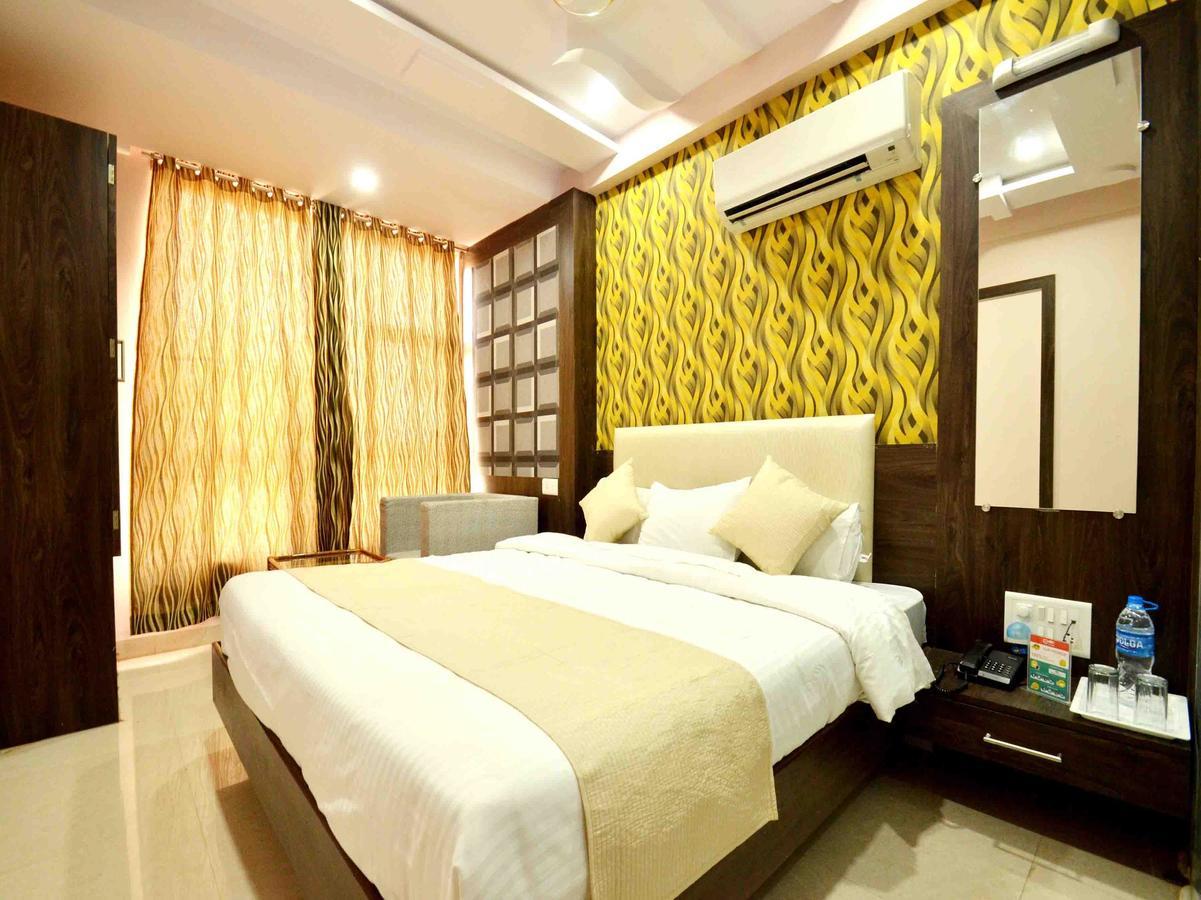 Oyo 2403 Hotel Aamantran Avenue Ujjain Dış mekan fotoğraf